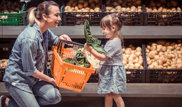 Mama und Tochter kaufen im Supermarkt ein