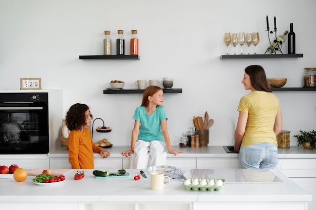 Mama verbringt das Kochen mit ihren Kindern