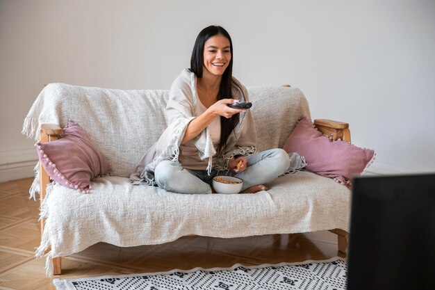 Mama verbringt Zeit vor dem Fernseher