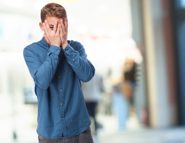 Man bedeckte sein Gesicht mit den Händen