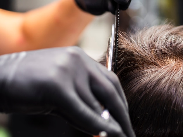 Man bekommt einen neuen Haarschnitt von hinten