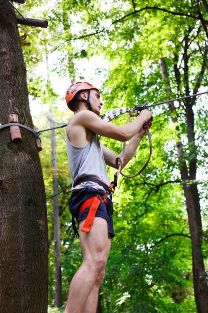 Man bereitet sich auf die Seile im Park zu klettern