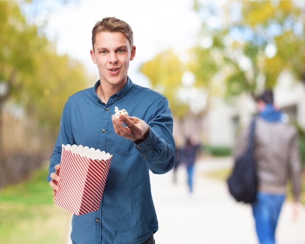 Man essen Popcorn