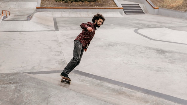 Man genießt das Skateboarden draußen im Park