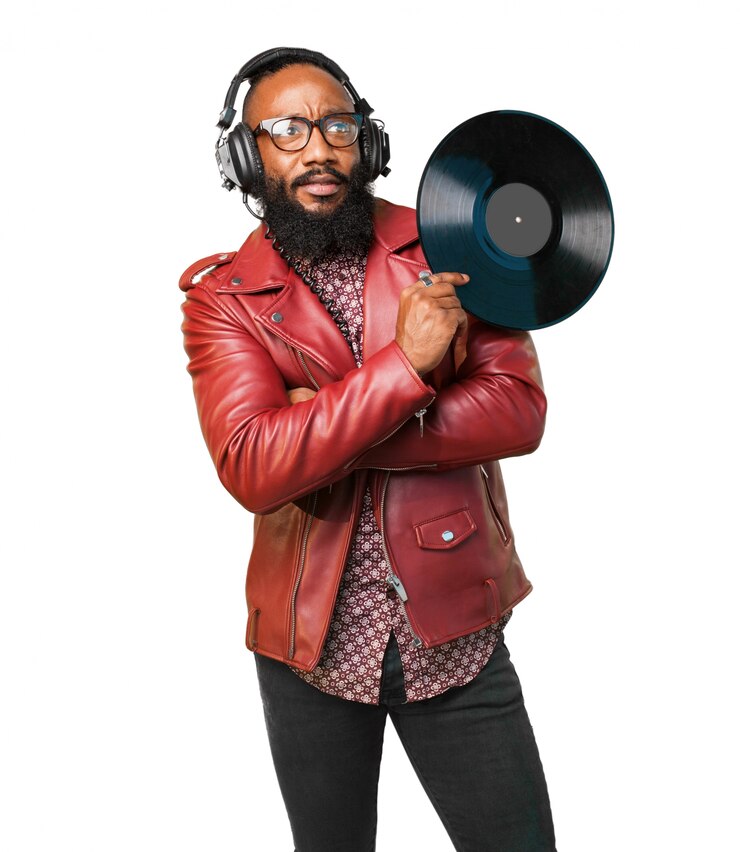 Kostenlose Foto man hört musik mit einer vinyl-scheibe