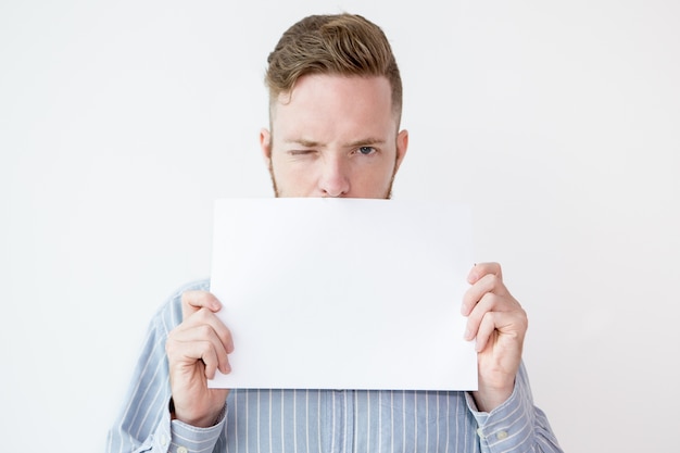 Man Holding Blank Blatt Papier Schreiben Winking