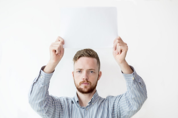 Man Holding Blank Blatt Papier über Kopf