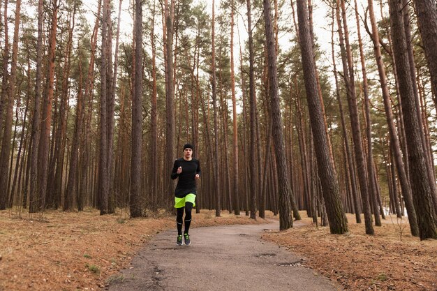 Man Joggen im Wald