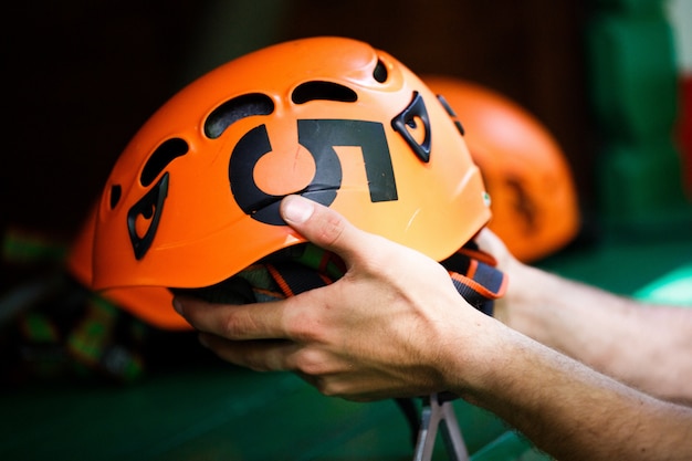 Man nimmt einen orangefarbenen Helm mit einer Nummer fünf an