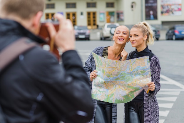 Man nimmt Schuss von jungen hübschen Touristen