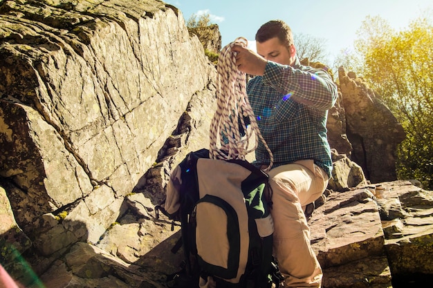 Man nimmt Seil aus Rucksack