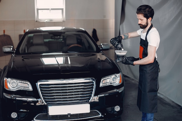 Man poliert ein Auto in einer Garage