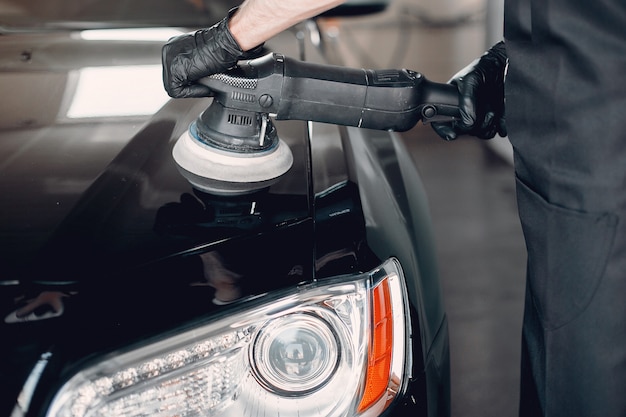 Man poliert ein Auto in einer Garage