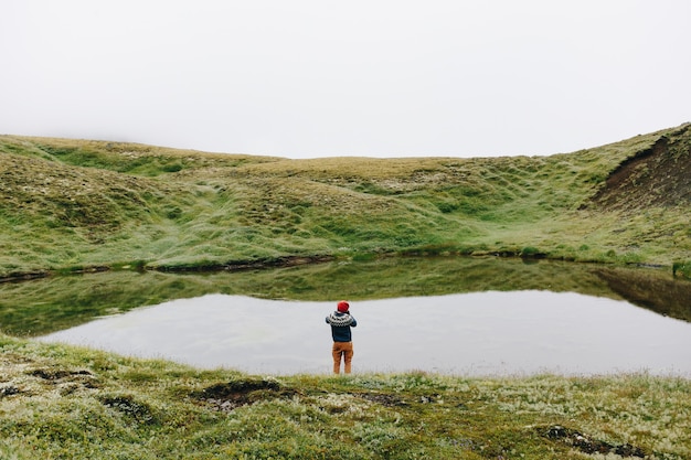 Man Reisender gehen arund isländische Landschaft