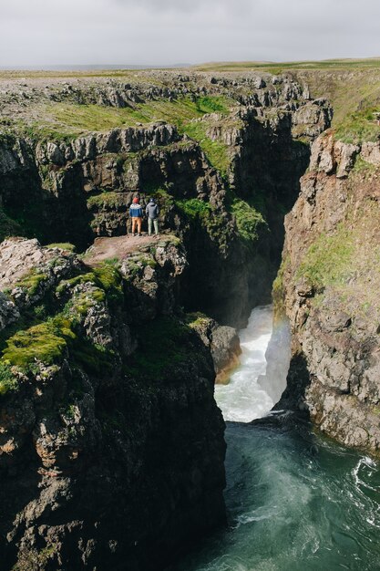 Man Reisender gehen arund isländische Landschaft