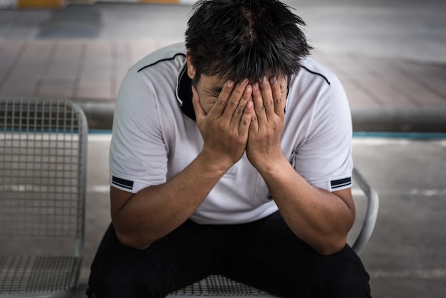 Man schoss aus dem Job sitzen traurig außerhalb Büro