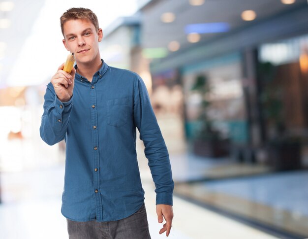 Man Schreiben mit einem riesigen Bleistift