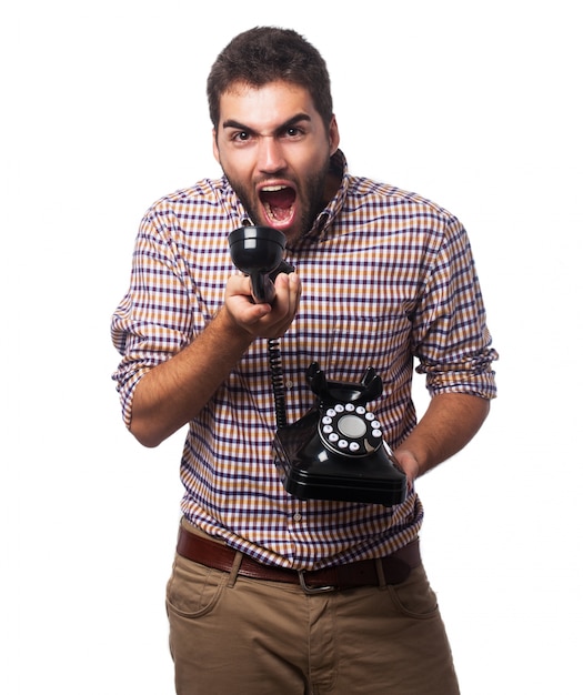 Man schreit auf einem alten Telefon