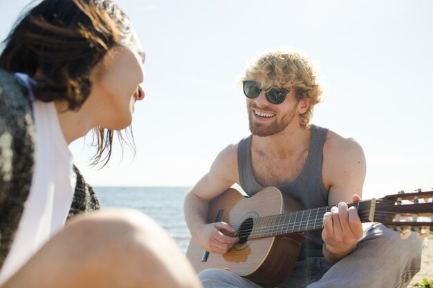 Man spielt Gitarre