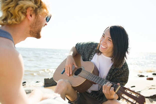 Man spielt Gitarre