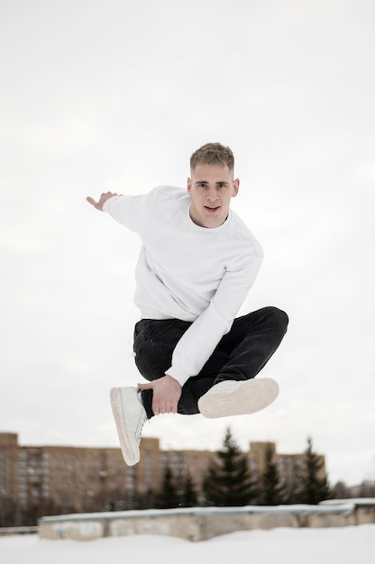 Man Tänzer posiert beim Üben von Street Dance