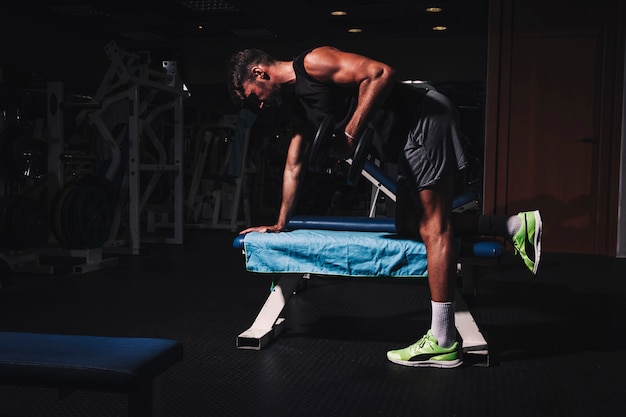 Man training in der Turnhalle