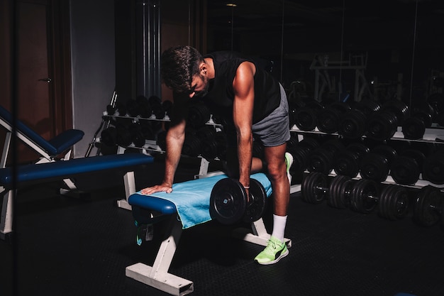 Man training in der Turnhalle