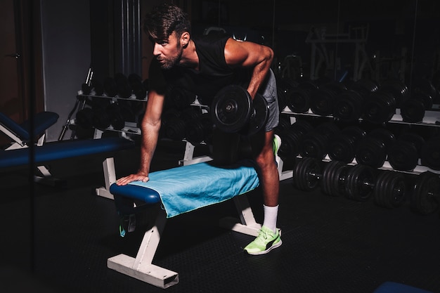 Man training in der Turnhalle