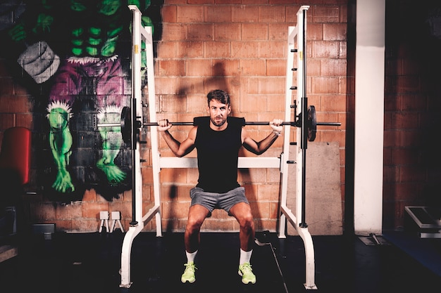 Man training in der Turnhalle