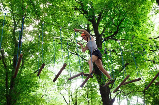 Man tritt auf die Holzblöcke, die in der Luft hängen