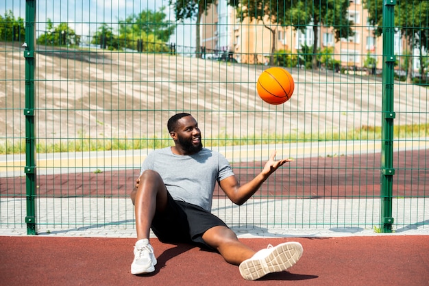 Man wirft den ball bis zum umfallen