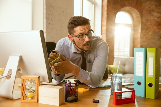 Management. Ein junger Geschäftsmann, der im Büro umzieht