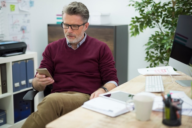 Manager der Firma SMS im Büro