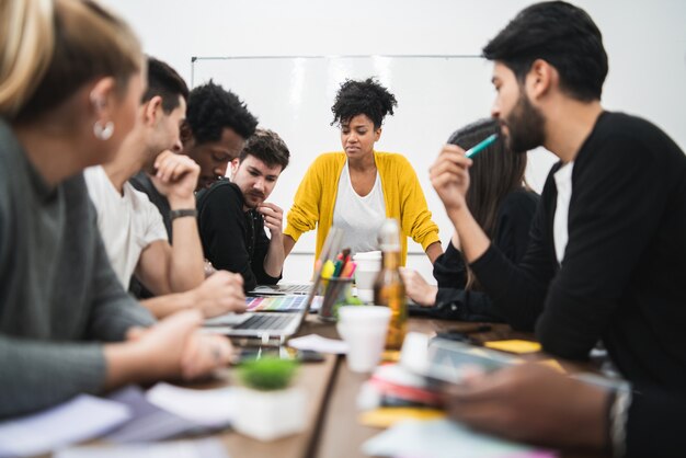 Managerfrau, die ein Brainstorming-Treffen leitet