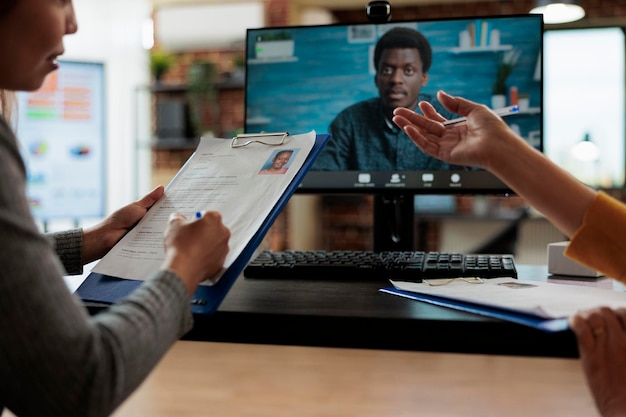 Managerinnen, die an der Einstellungsbewerbung arbeiten, besprechen den Lebenslauf mit dem Remote-Recruiter während der Online-Videoanruf-Konferenz im Startup-Büro. Telefonkonferenz auf dem Computerbildschirm