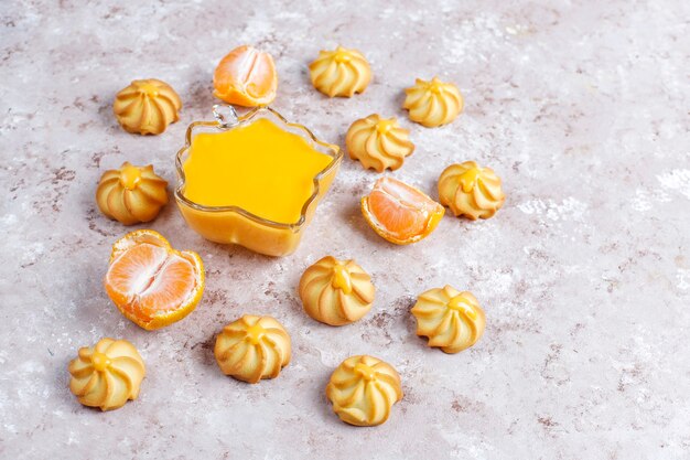 Mandarine Sahnequark und Kekse mit frischen Mandarinen.