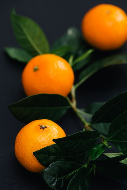 Mandarinen auf dem Tisch