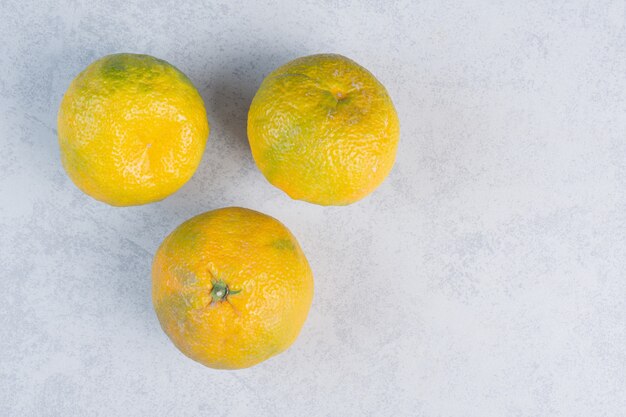 Mandarinen (Orangen, Clementinen, Zitrusfrüchte) über grauem Hintergrund.