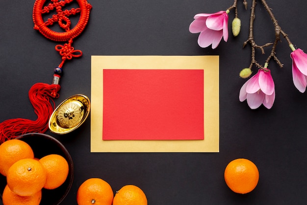 Mandarinen und chinesisches Kartenmodell des neuen Jahres