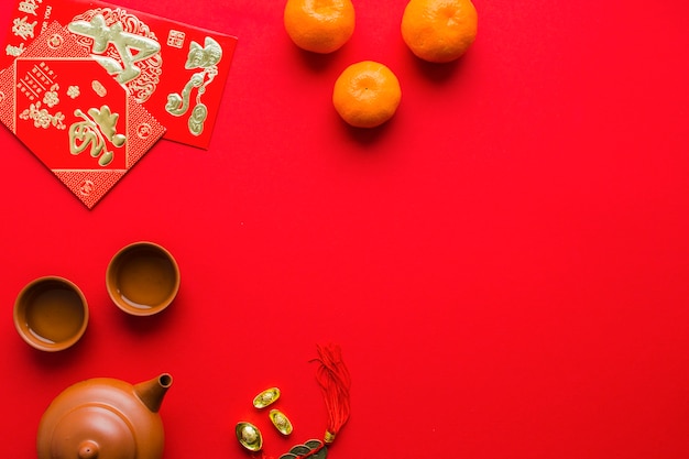 Mandarinen und Teezeremonie liefert