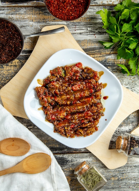 Mangal Salat Zwiebel Knoblauch Tomate Draufsicht