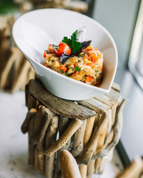 Kostenloses Foto mangalsalat in der schüssel auf stumpf aubergine tomaten pfeffer zwiebel knoblauch seitenansicht