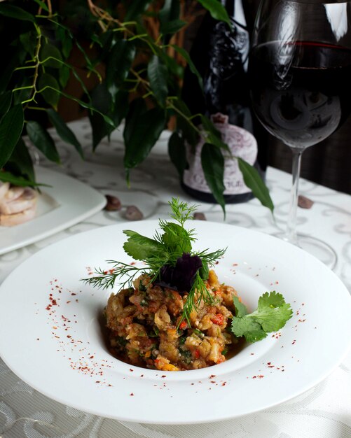 Kostenloses Foto mangalsalat mit einem glas wein