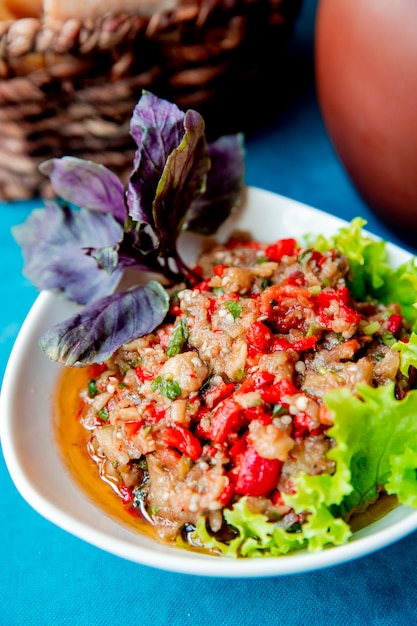 Kostenloses Foto mangalsalat serviert mit salat und gemüse