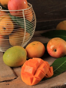 Mangga gedong gincu - reife mango varian, hauptsächlich angebaut in majalengka und cirebon, west java. gedong gincu mango hat rote haut und duftendes aroma. auf rustikalem brett mit holzstruktur