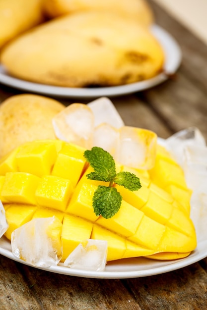 Mango mit Eis schneiden