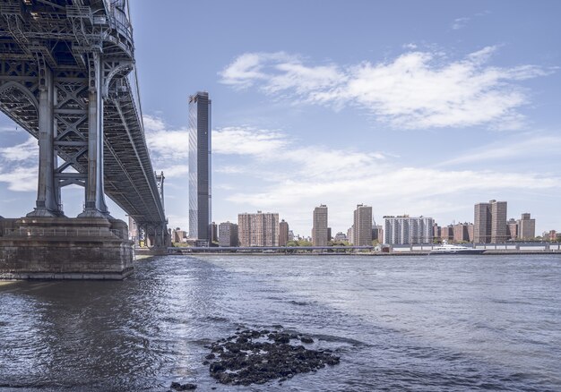Manhattan Bridge tagsüber in den USA