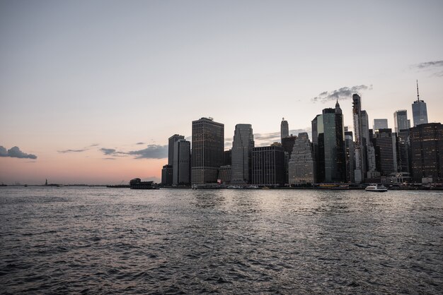 Manhattan Skyline mit Wasser