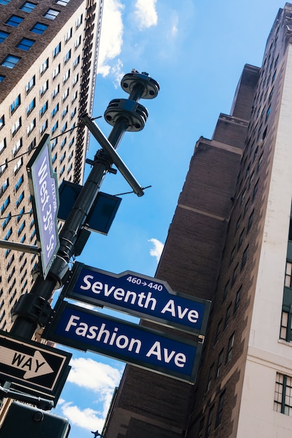 Manhattan-Straßenschilder und Wolkenkratzer von unterhalb der Ansicht