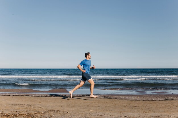 Mann am Strand joggen